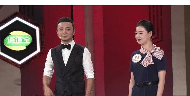 央视主播聚会被拍,小尼当众剔牙,王冰冰微微眯眼