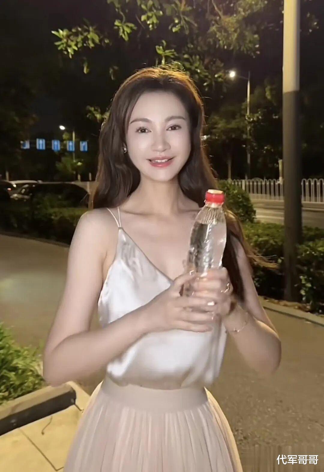 47岁杨雪近况曝光！嫁给其貌不扬美术指导，如今16岁女儿却很漂亮