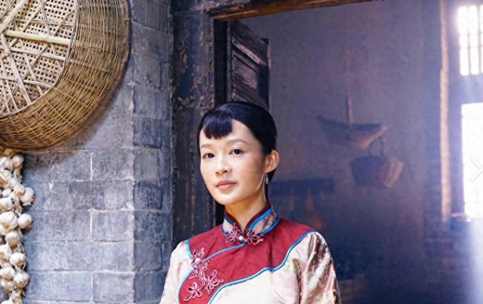 35岁李沁凭新剧杀疯了！暗黑礼服惊艳全网，简直是顶级演员的魅力