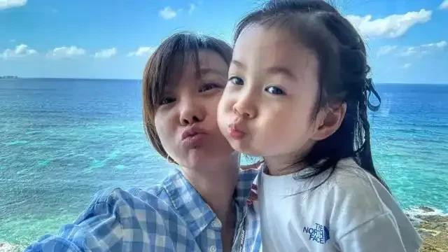 王阳陪妻女新加坡度假，获女粉热情表白，高斯努力憋笑都出双下巴