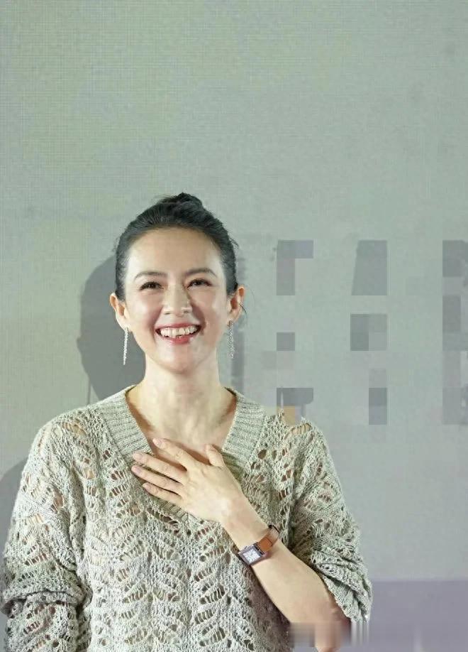 46岁章子怡增肥后美得更高级！穿针织衫+白裤好贵气，差点认不出