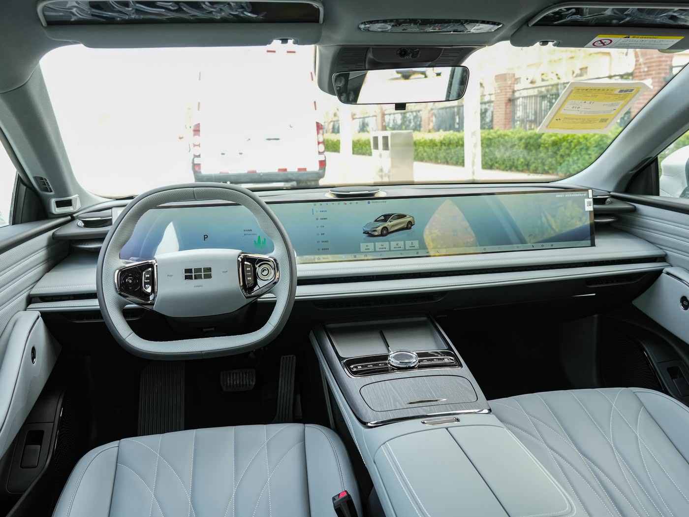 纯电中大型车不足15万起，配45英寸8K大屏+双电机四驱，续航700Km