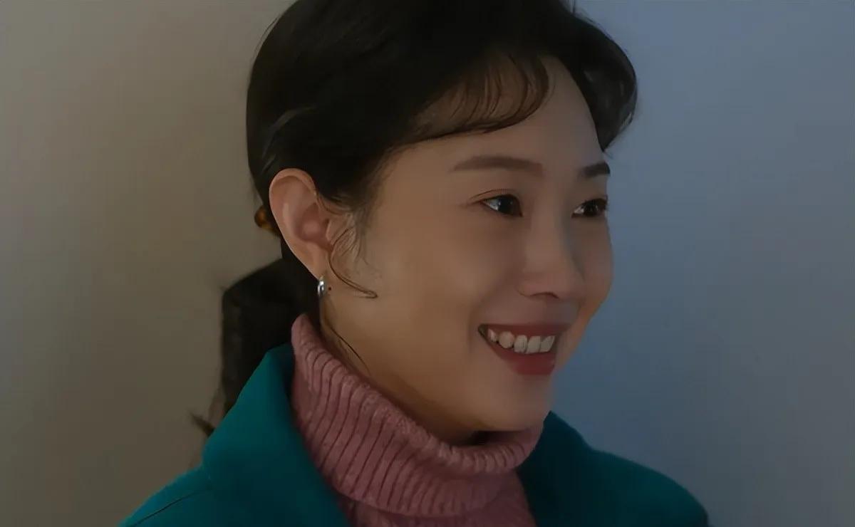 拍了55部戏却无人问津，十年一夕爆红，她的真实路数到底有多野。