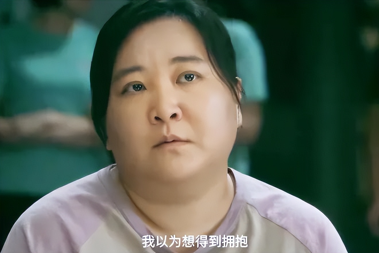 贾玲现身米兰时装周！额头充盈满脸褶子，笑的很假，雷佳音说对了