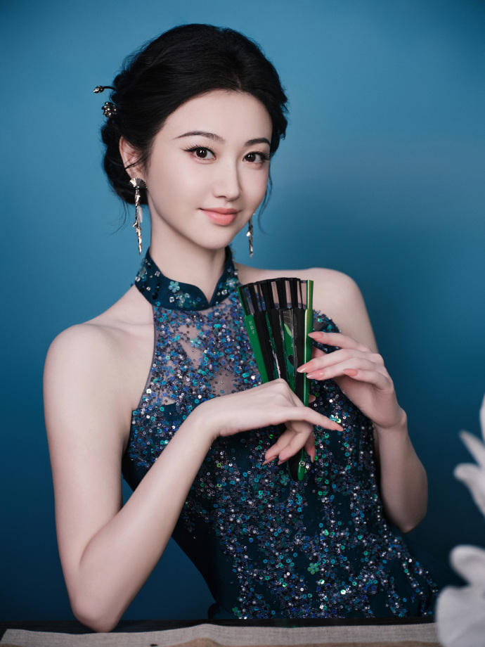 景甜黛色旗袍配中式盘发,古典东方气韵引关注