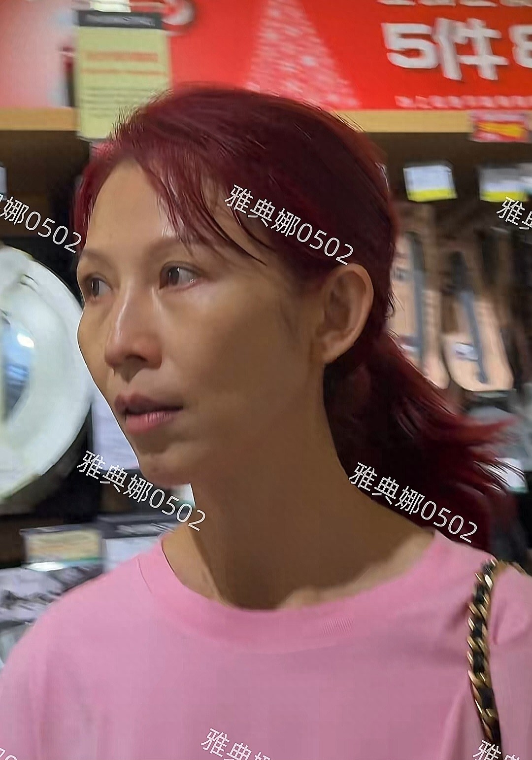 蔡少芬穿T恤逛街接地气，但她素颜脸色蜡黄气色不佳，年龄感略重!