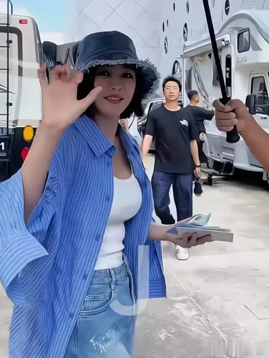 年近50秦岚被偶遇,身材吸睛难怪男友超爱