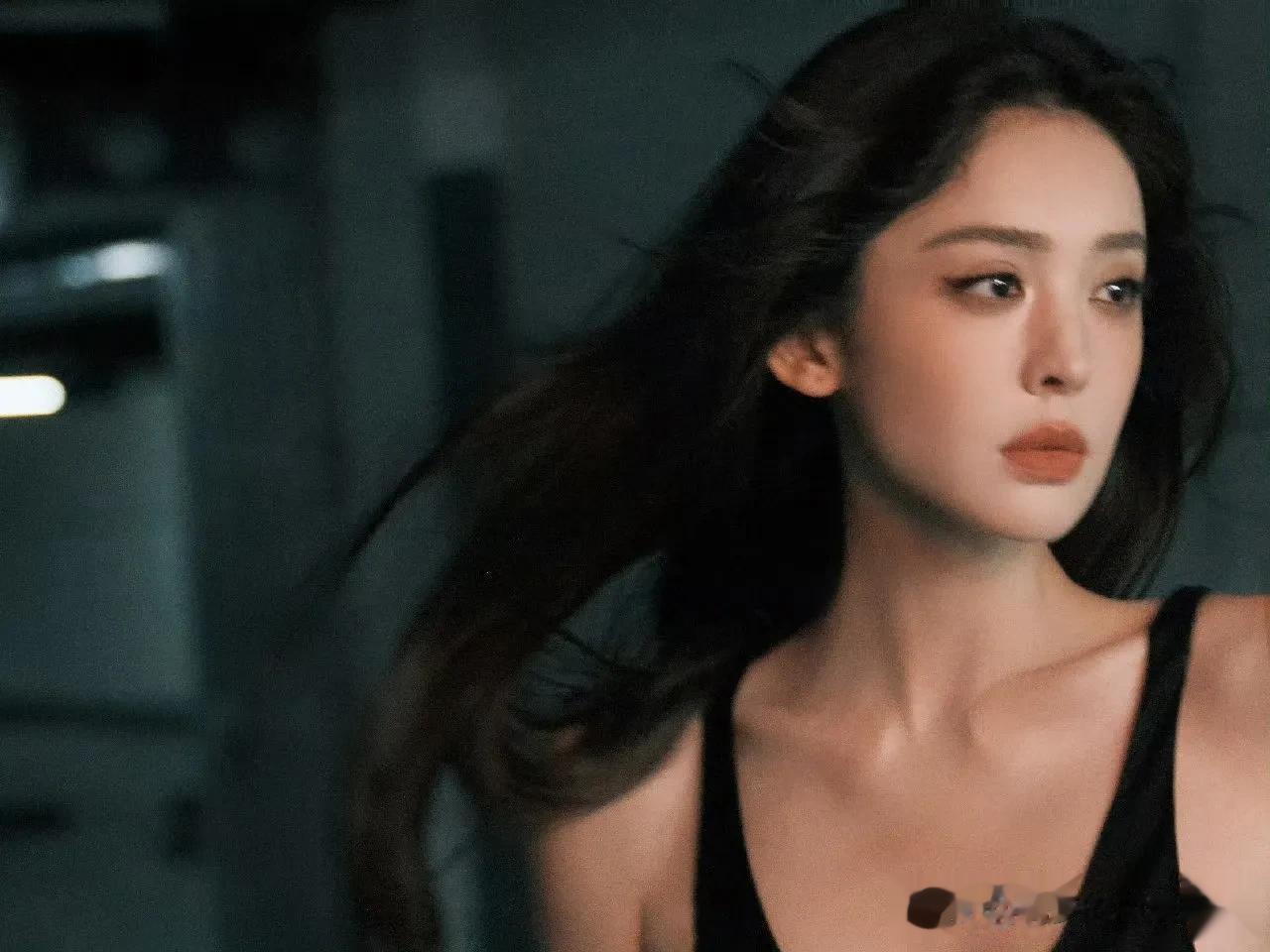 娜扎造型简约却美得不简单，神性悲悯又疏离的顶级美人