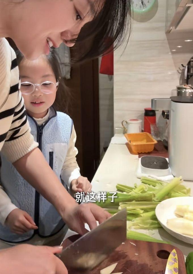 朱丹回绍兴老家，穿长田靴割茭白，摘菜拔萝卜，父母都很朴实