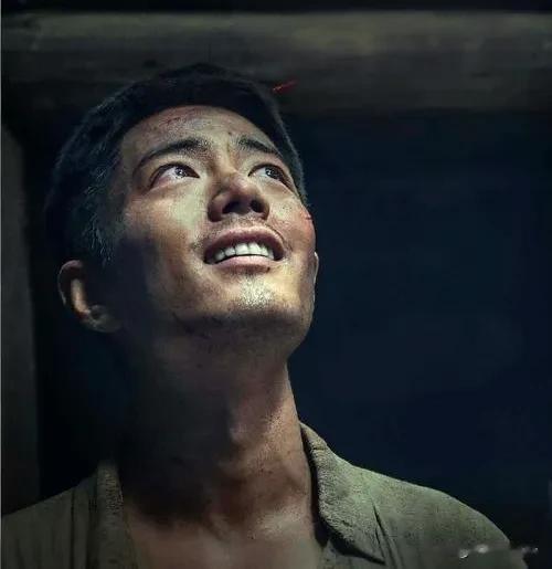 肖战《得闲谨制》凭什么封神？从顶流到血性钳工，细节里全是狠劲