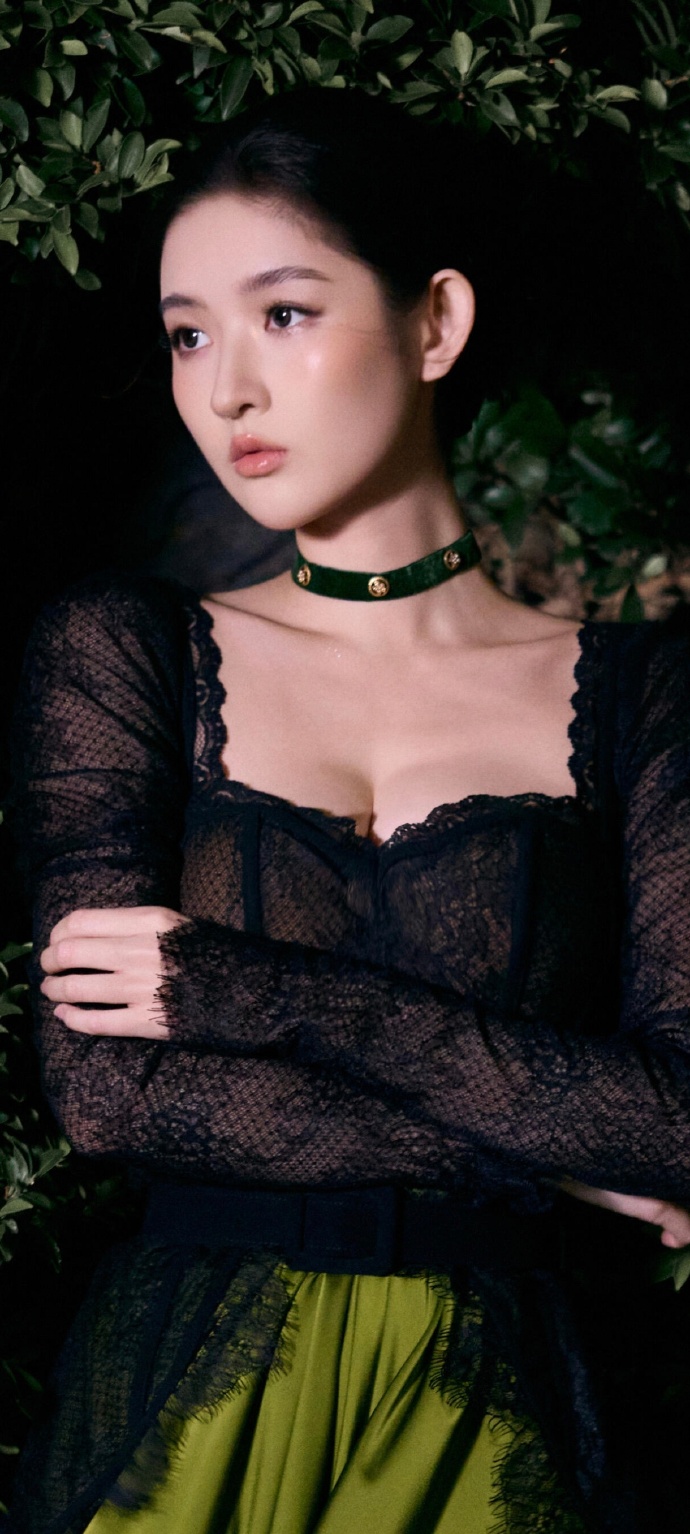 王玉雯绿化带夜拍，街头氛围超有感觉，梦幻又浪漫 ???。