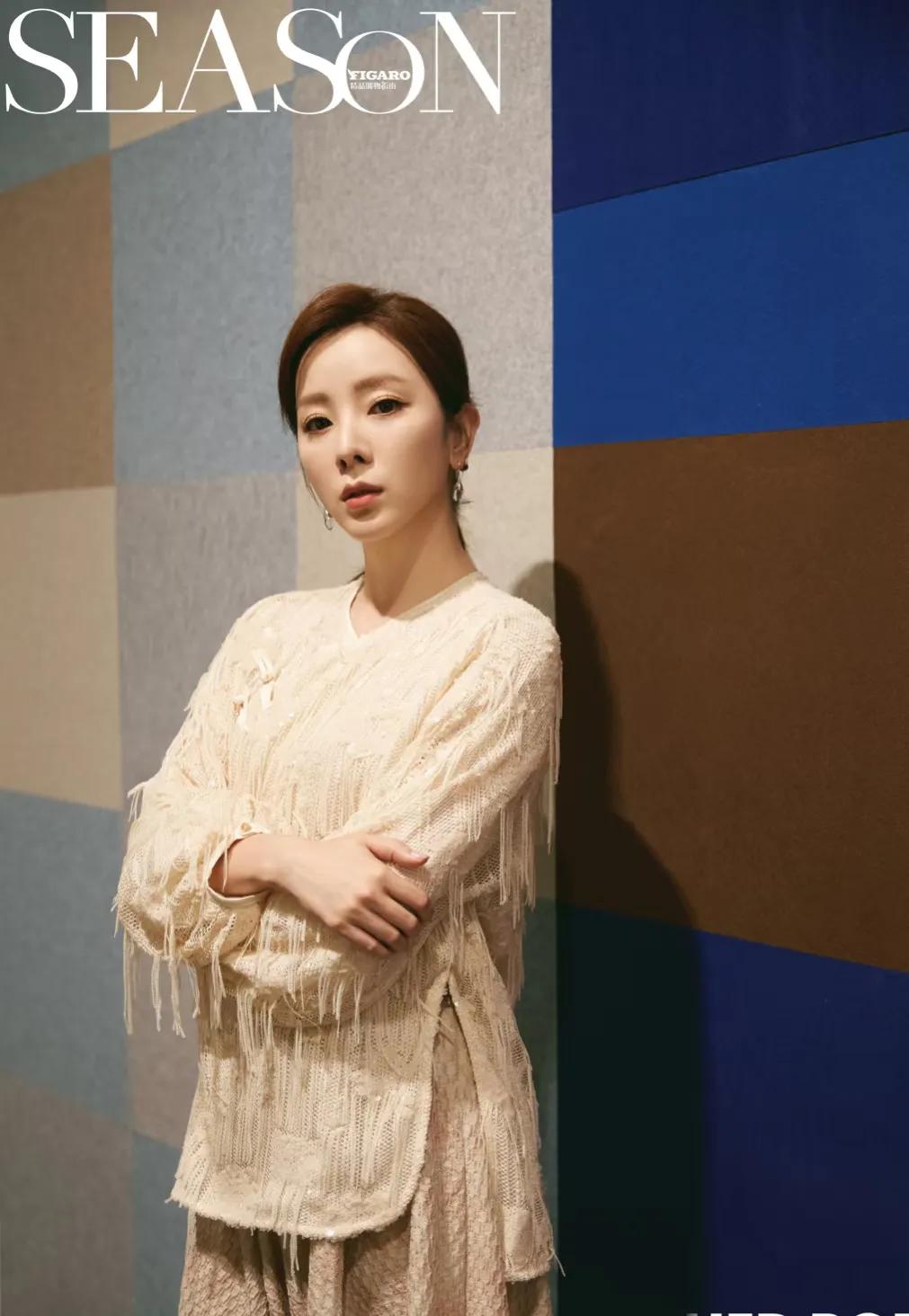 李思思新图,米色流苏装配利落低马尾,气质与美貌并存