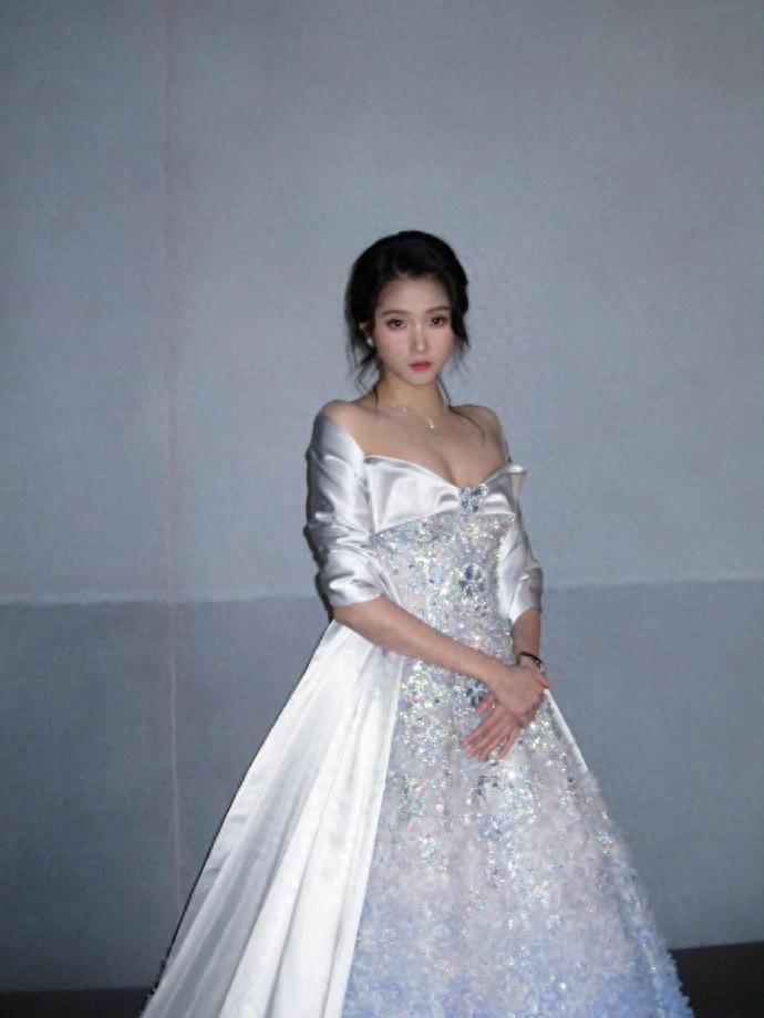 关晓彤白裙加身，真是越来越有魅力了。