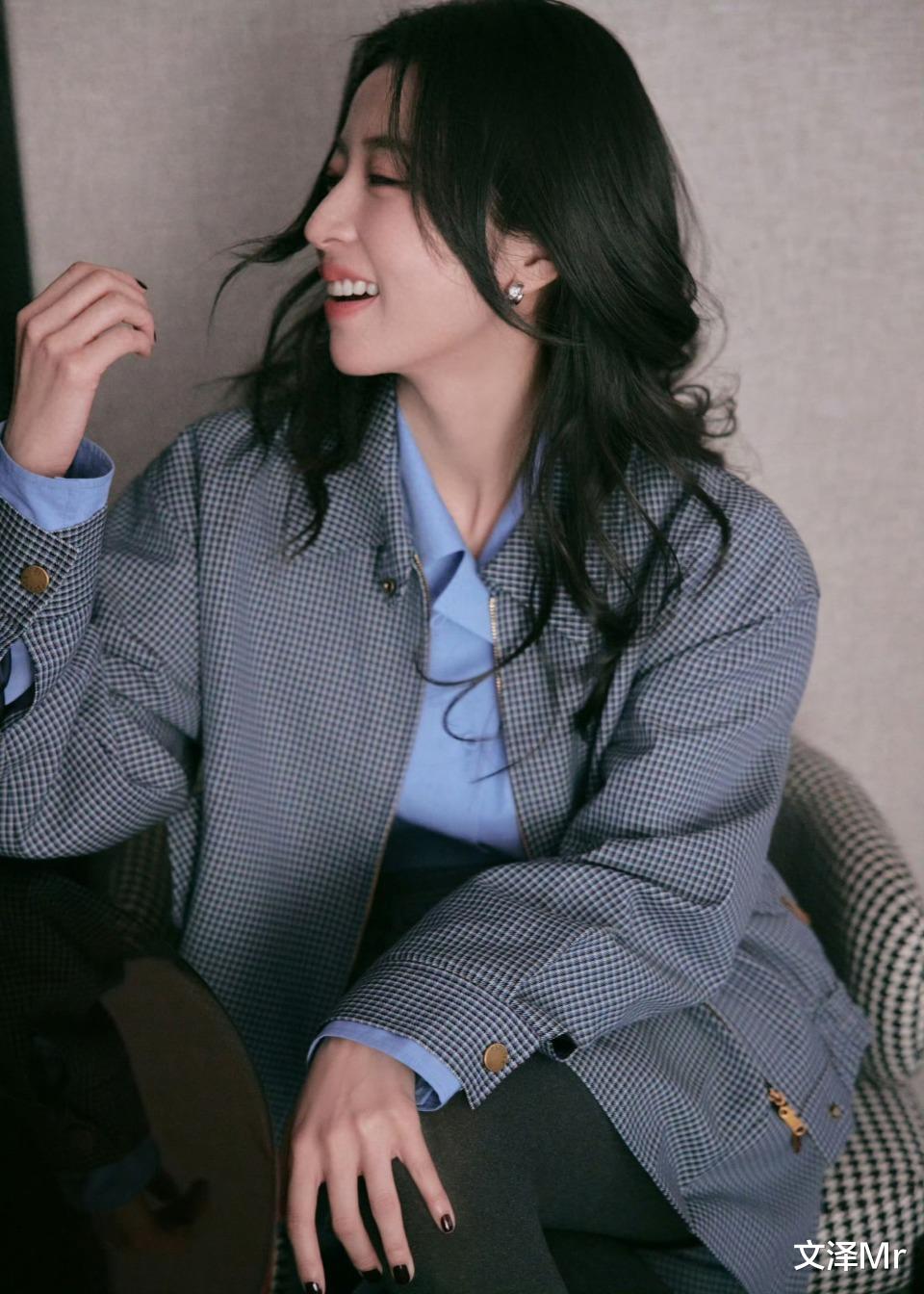 周雨彤的格纹套装,简约时尚,普通人能抄的作业
