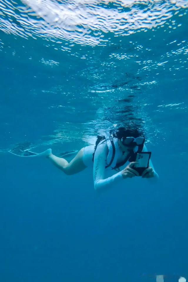 胡杏儿穿泳衣大长腿抢镜，生了三娃身材还是那么火辣，儿子好帅气