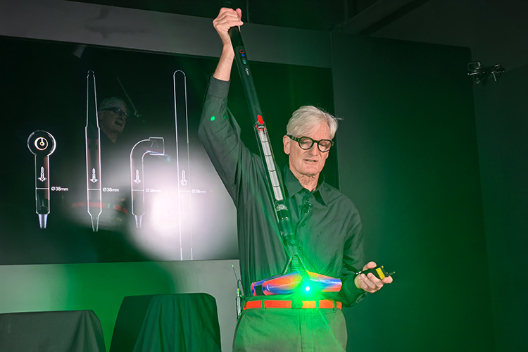 黑科技還得看戴森！IFA2025期間，創始人老爺子來到現場“帶貨”