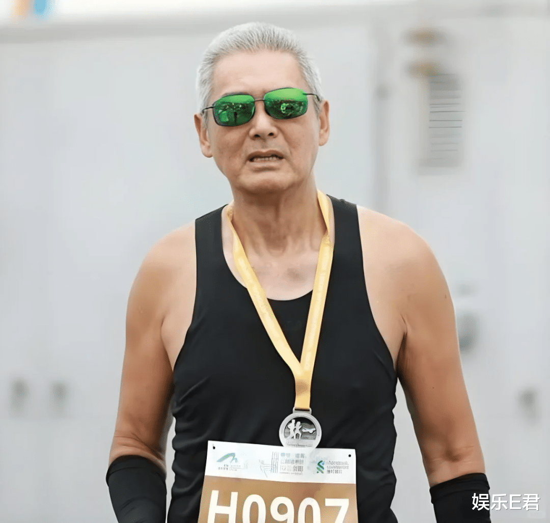 70岁吕良伟被质疑戴假发,发量惊人“不科学”,本尊揭秘真实原因