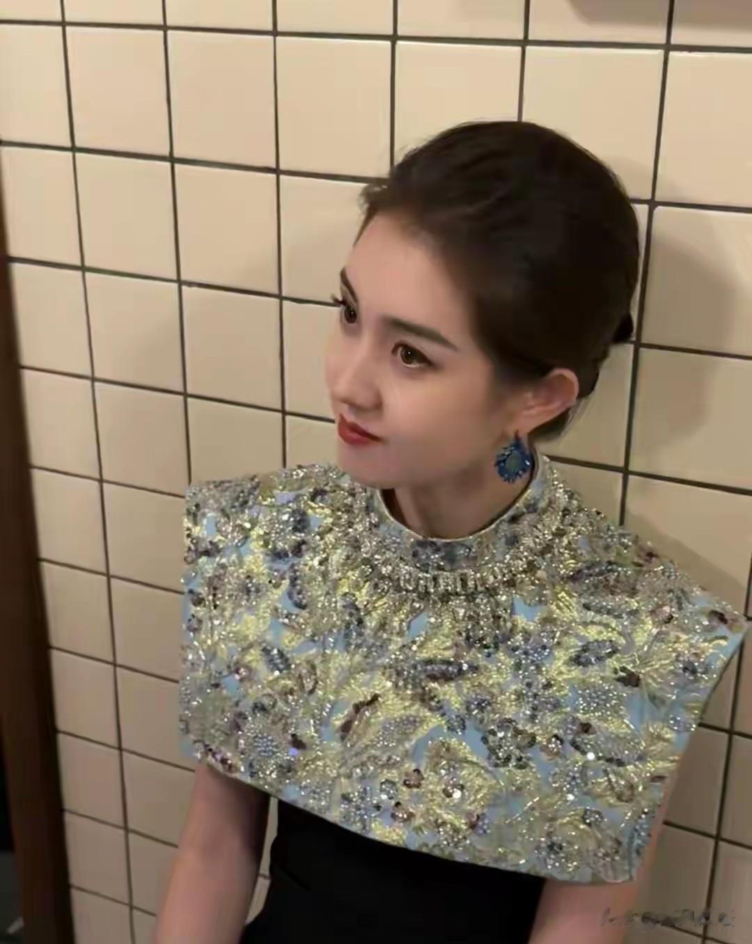 郭宇欣被助理偷拍素颜工作照，毫无违和感，颜值惊艳出圈