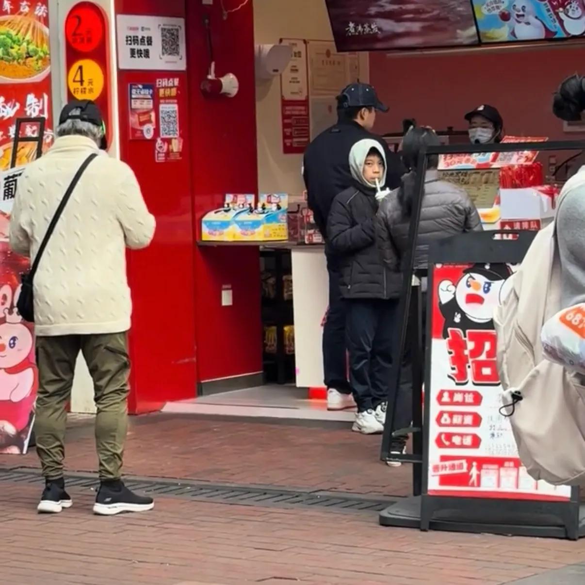 郭晶晶霍启刚一家逛街，不戴口罩接地气，霍震霆获孙子同意一起玩