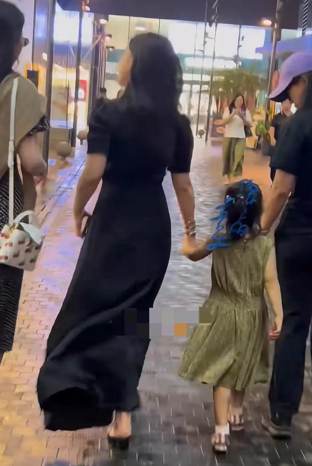 刘亦菲和朱珠一家逛街，女神背影很有氛围感，朱珠老公穿的很骚包