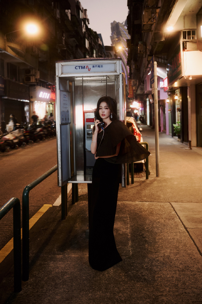 白鹿在尖叫之夜热搜超2亿！她的三款红毯造型藏着什么时尚玄机？