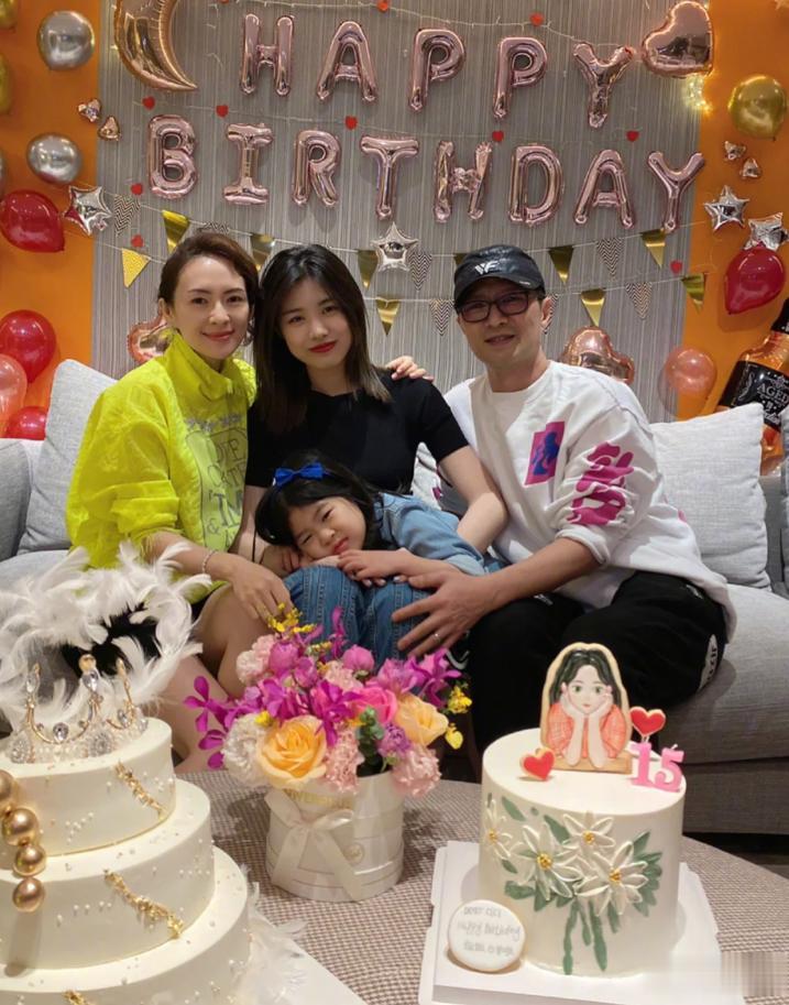 汪峰大女儿晒20岁生日照,被男朋友亲密搂腰,男帅女美配一脸