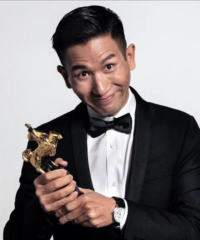 与冯绍峰离婚后，在与男子遛娃的赵丽颖身上，看到内娱的人情世故