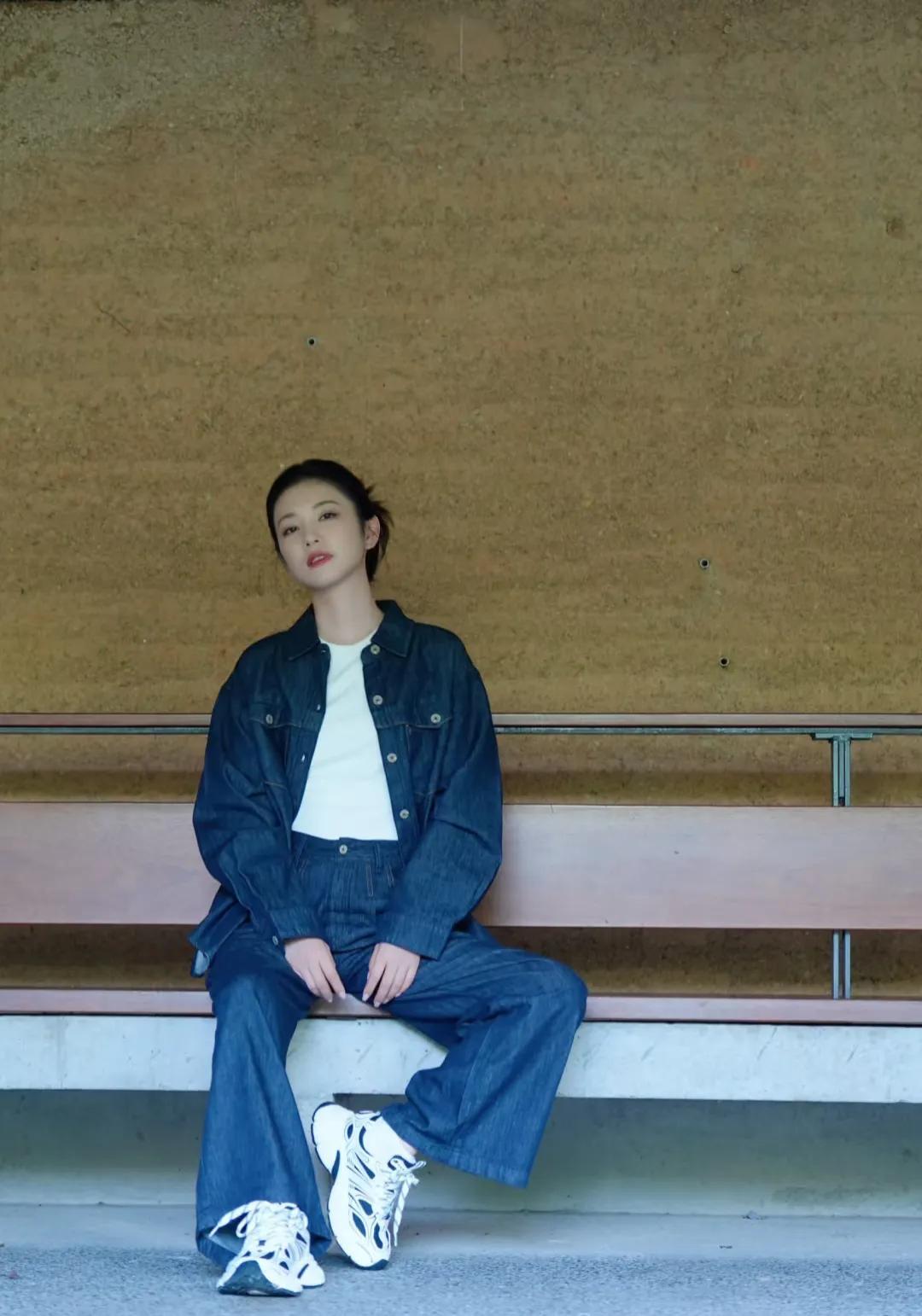 李云霄分享美照,盘发配牛仔套装,简约又时尚