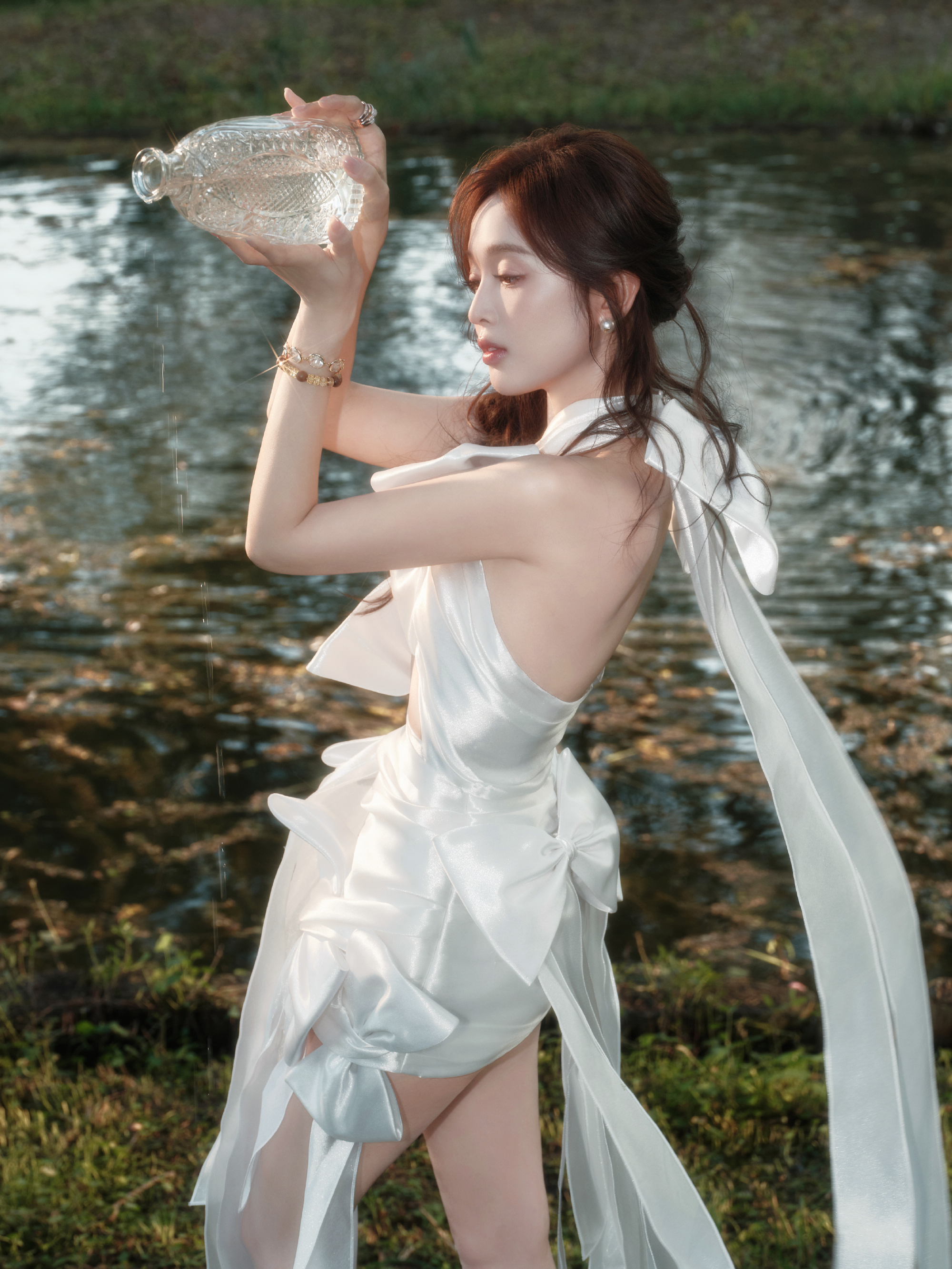 吴宣仪森系大片好绝！露背白裙秀薄肩细腰，长腿晃眼到移不开视线