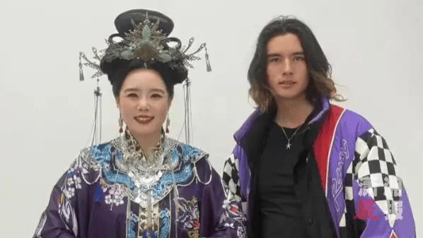 龚琳娜晒19岁混血儿子！帅到被喊“国民丈母娘”，评论区炸了