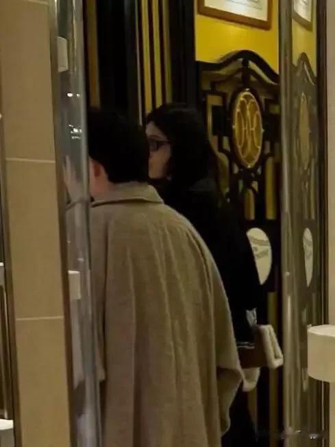 偶遇奚梦瑶爱马仕总店扫货，打扮贵气，看中就直接拿