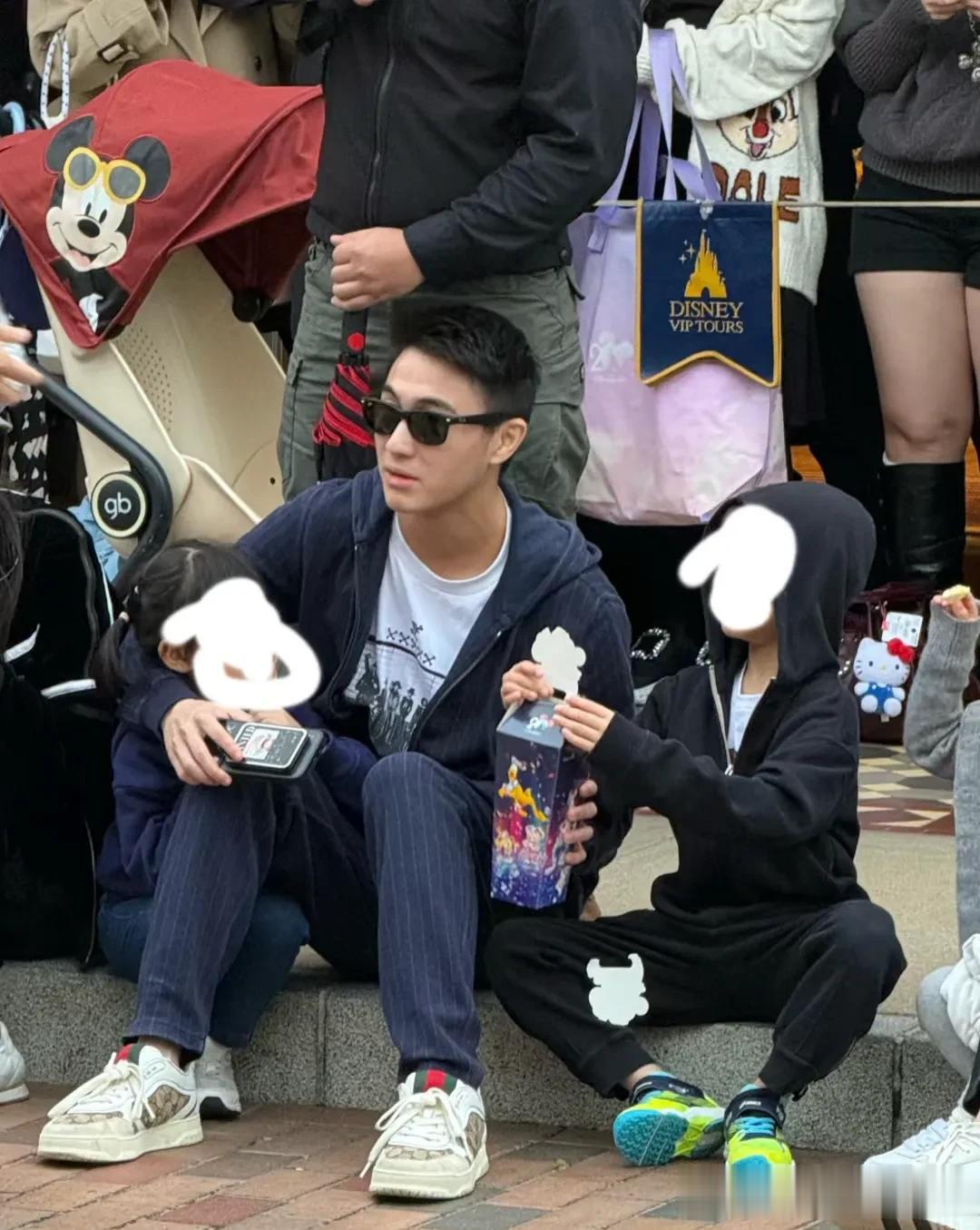 何猷君现身迪士尼,一边搂着女儿一边照顾儿子,也坐在马路牙子上