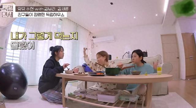 金秀贤另一女友曝光,虽已成年,却更加证实其喜欢少年模样