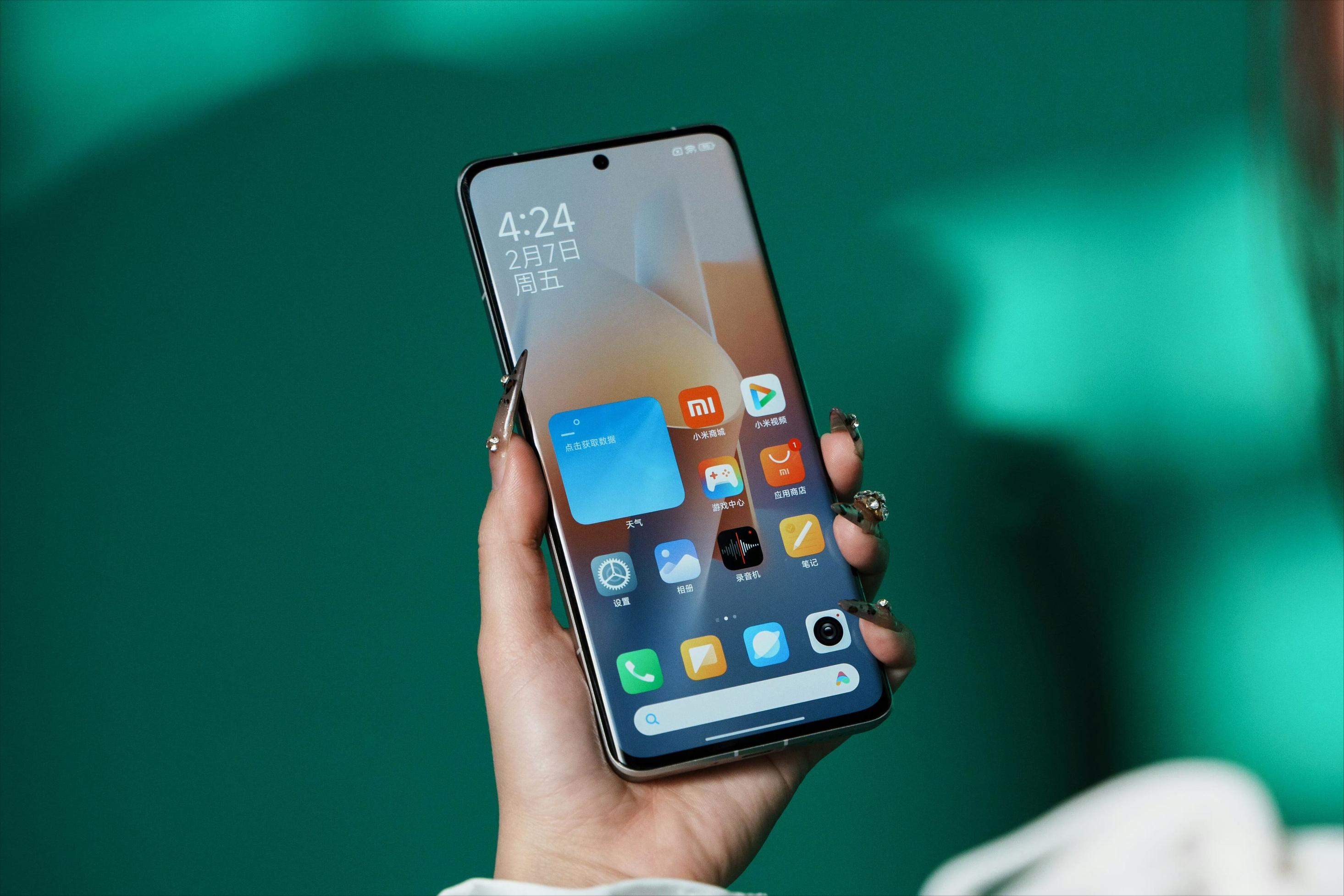 小米果斷“發飆”！現跌至1300元，2K微曲屏+120倍變焦+驍龍8至尊