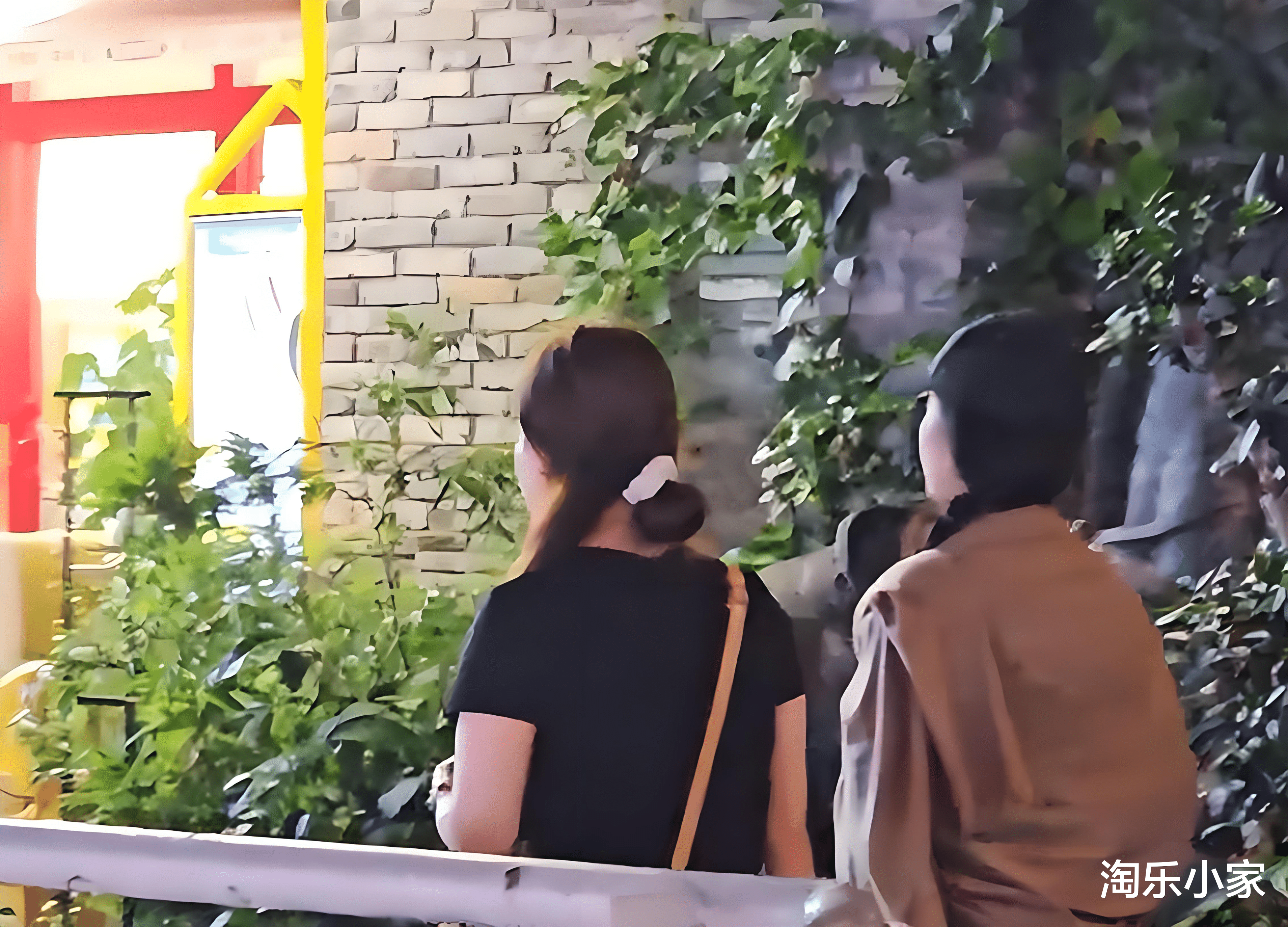 网友成都偶遇刘亦菲庆生！穿碎花裙吃火锅，这状态谁敢信？