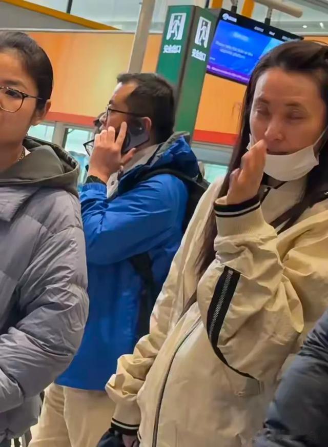 50岁蒋勤勤现身机场，穿衣朴素，素颜状态显老，像进城打工的村妇