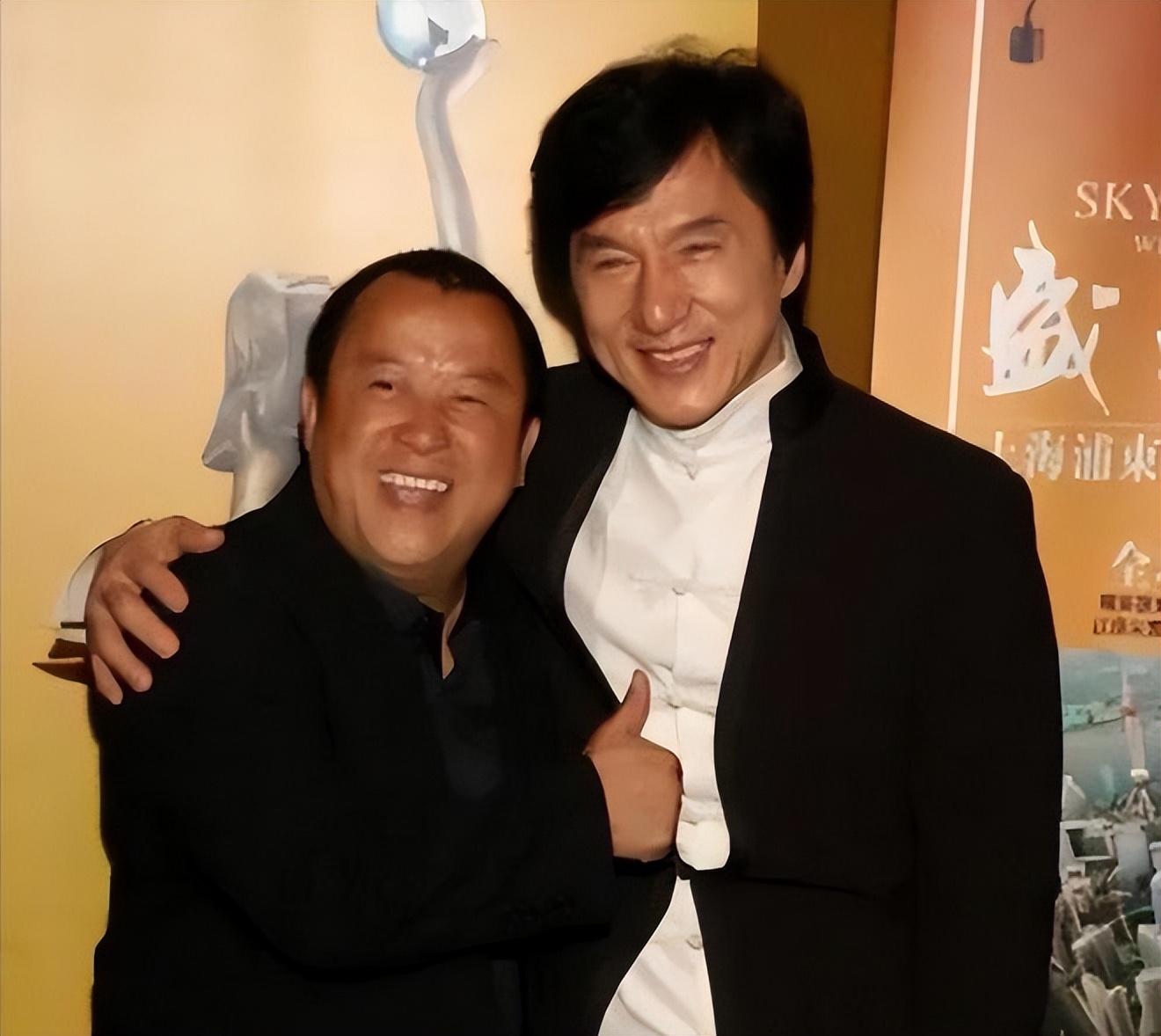 色字头上一把刀，曾志伟和乔妹的合照，撕开了娱乐圈的“另一面”