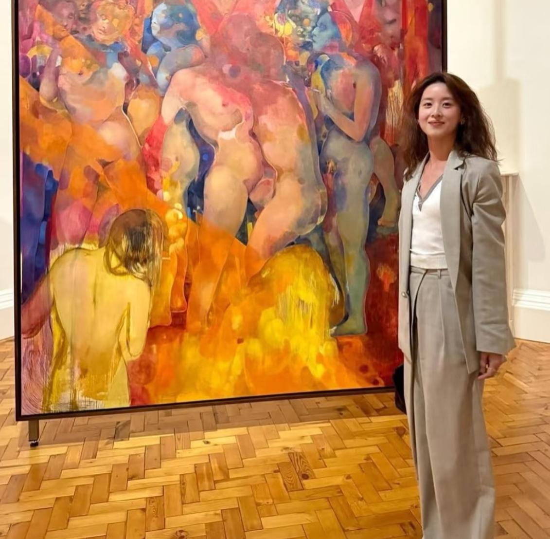 章泽天晒近照，手捧着咖啡，依旧少女感十足，有网友猜测她回国了