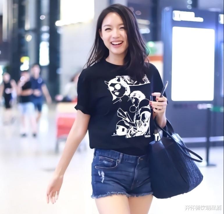 张梓琳越来越靓丽了,牛仔短裤搭配黑色短袖尽显大姑娘气质!