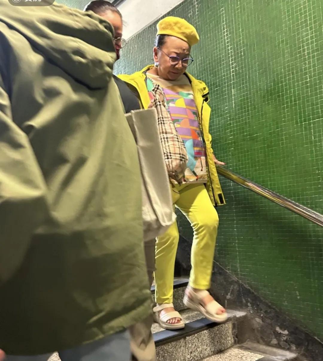 75岁TVB资深女星搭乘港铁获赞贴地，曾疯传被年轻男友骗走2亿身家