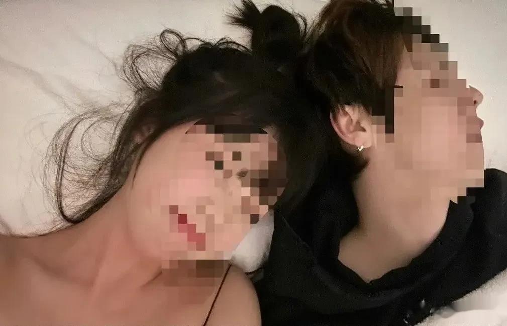 鹿晗醉酒跟司晓迪躺一起，更多同款证据被扒，网友喊话关晓彤倒油