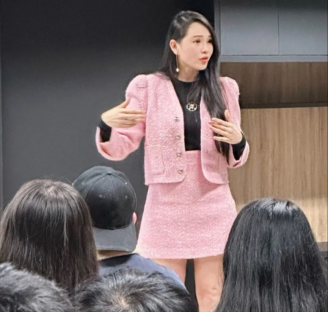 看了伊能静的最新状态，我悟了：穿搭简约时尚，会保养，果然年轻