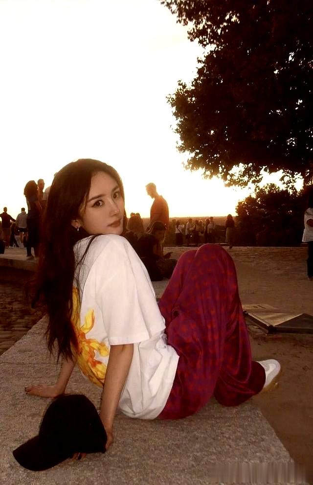 杨幂这套早秋穿搭，把“甜酷松弛感”玩明白了，普通人也能赢很大