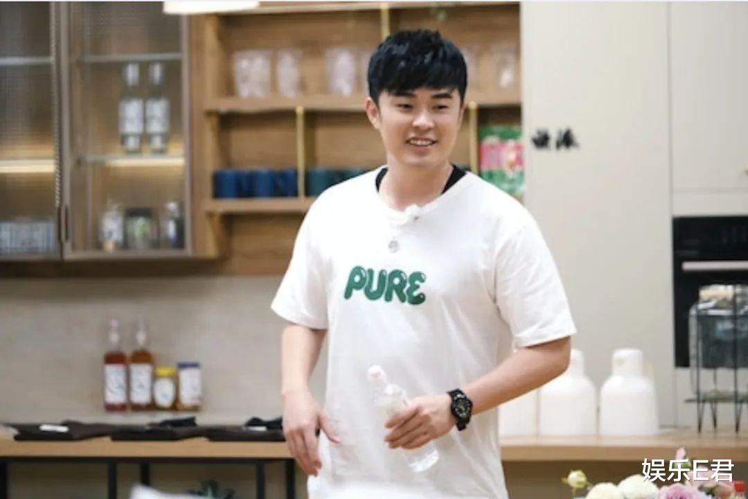 陈赫夫妇高调游香港,张子萱光明正大露脸,二人吃菠萝油逛名店