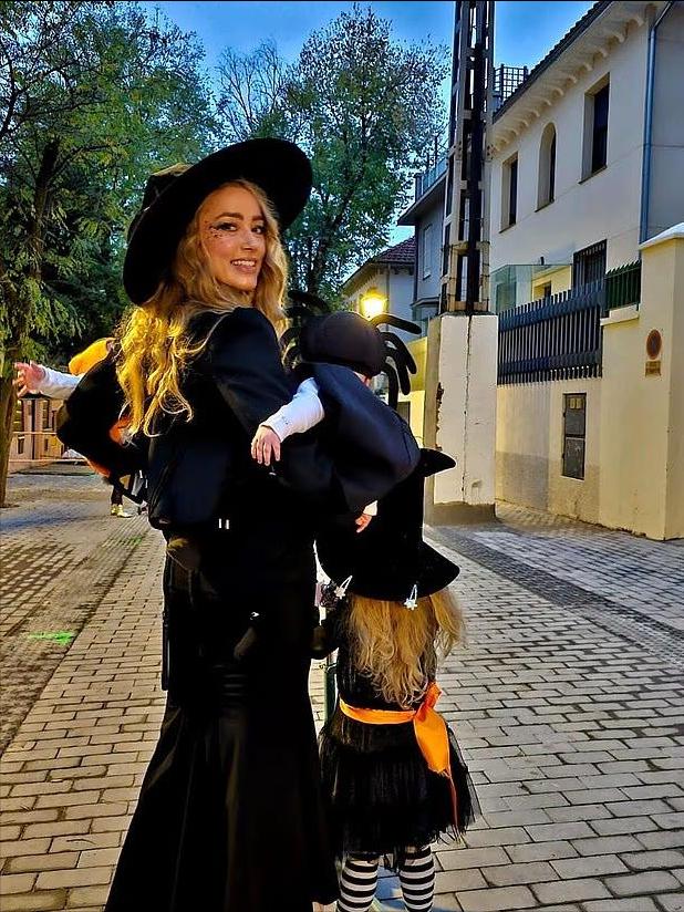 万圣节马德里街拍!Amber带三娃现身,女巫装里藏新生