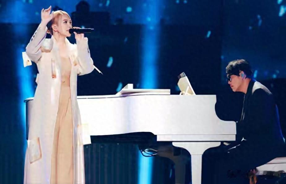 47岁梁静茹体重180斤开演唱会！脸大还有双下额，蕾丝内搭很充实