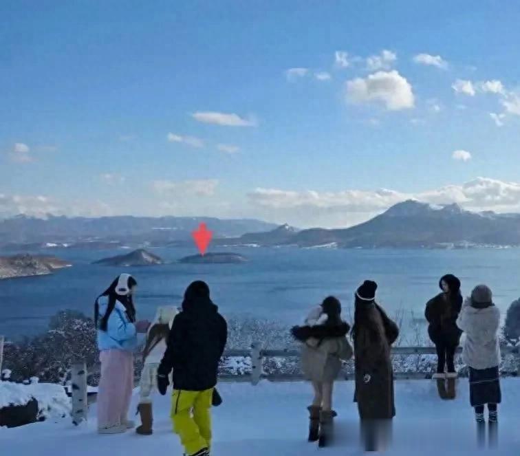 王思聪在国外过得挺逍遥自在的！六个美女陪伴的非常周到！