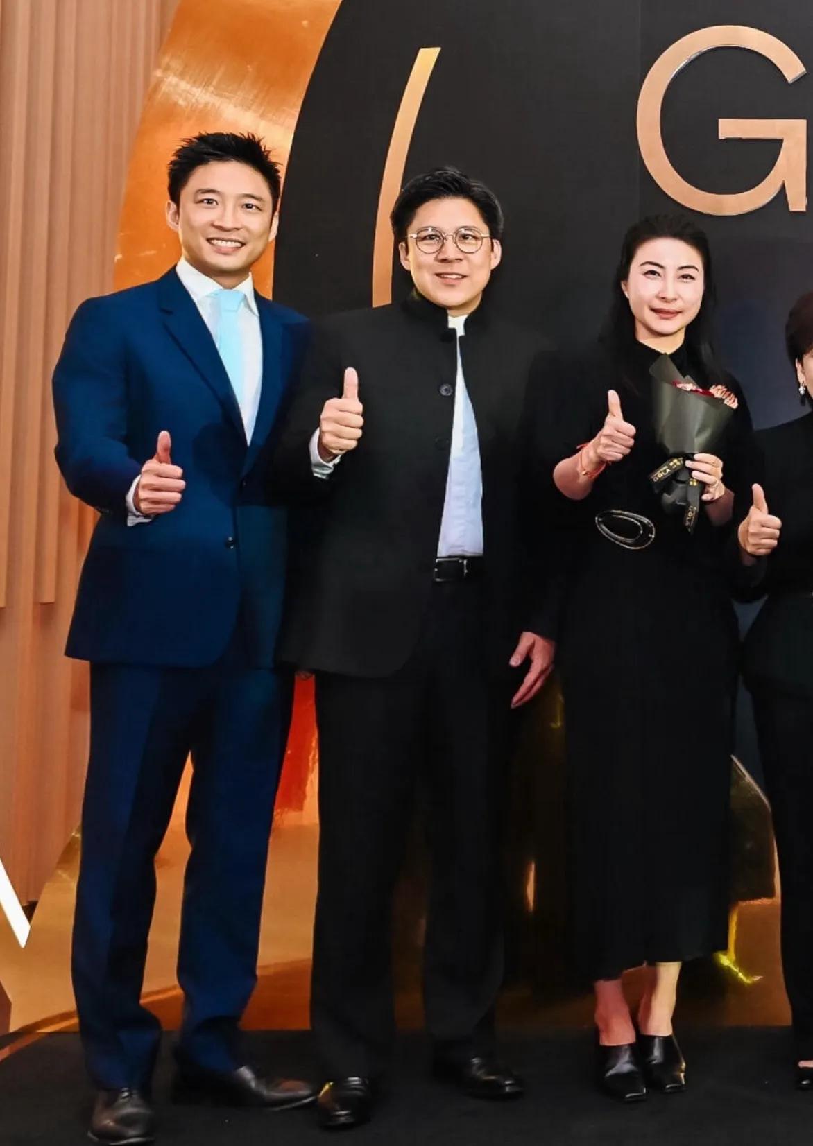 偶遇郭晶晶霍启刚结束工作出行，夫妇二人穿黑色情侣装，时髦有范