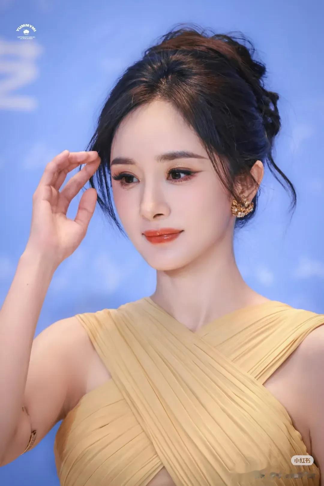 杨幂爱奇艺尖叫之夜造型优雅华丽