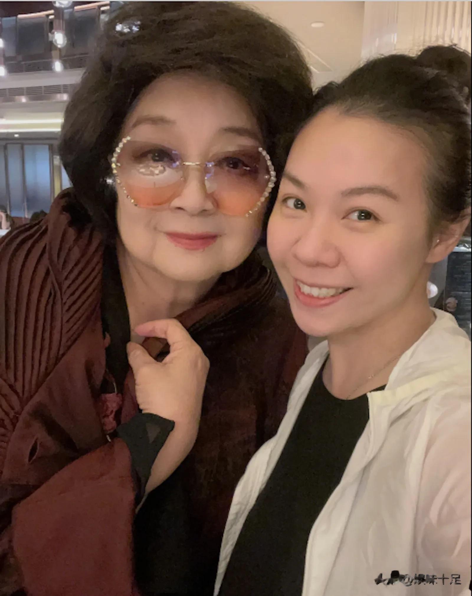 77岁徐小凤近照曝光，罕见茶聚后辈，被赞“返老还童”